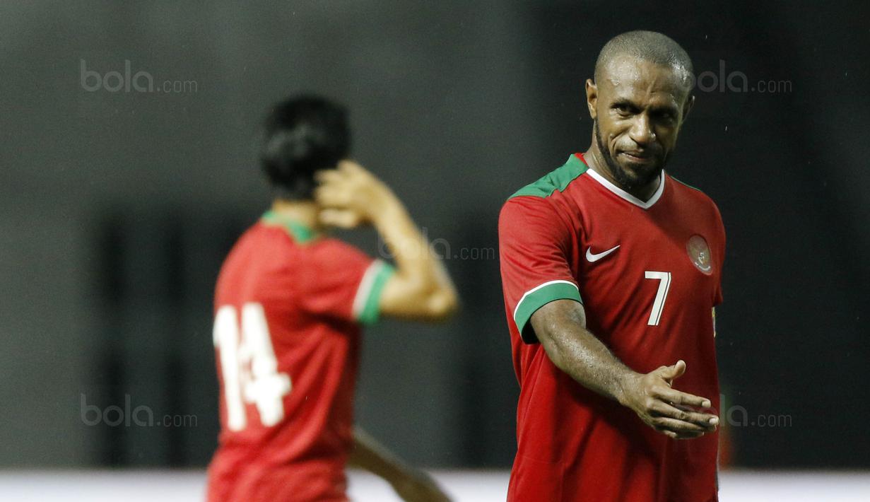 Striker Indonesia, Boas Salossa, tampak kecewa usai takluk dari Suriah U-23 pada laga persahabatan di Stadion Wibawa Mukti, Cikarang, Sabtu (18/11/2017). Indonesia kalah 0-1 dari Suriah U-23. (Bola.com/ M Iqbal Ichsan)