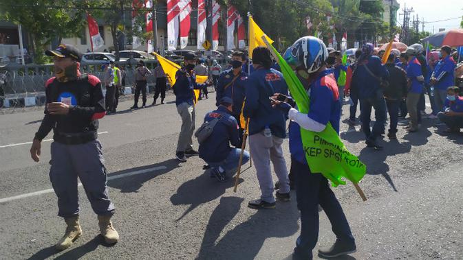 Ratusan elemen buruh dari berbagai organisasi  melakukan aksi demo menolak UU Cipta Kerja, Selasa (6/10/2020). (Foto: Liputan6.com/Dian Kurniawan)