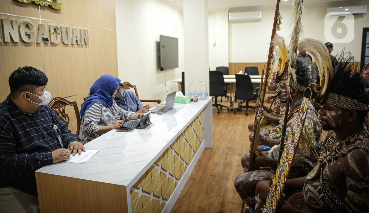 Perwakilan masyarakat adat suku Awyu dari Boven Digoel, Papua Selatan melakukan audensi dengan Komnas HAM di Menteng, Jakarta, Selasa (9/5/2023). (Liputan6.com/Faizal Fanani)