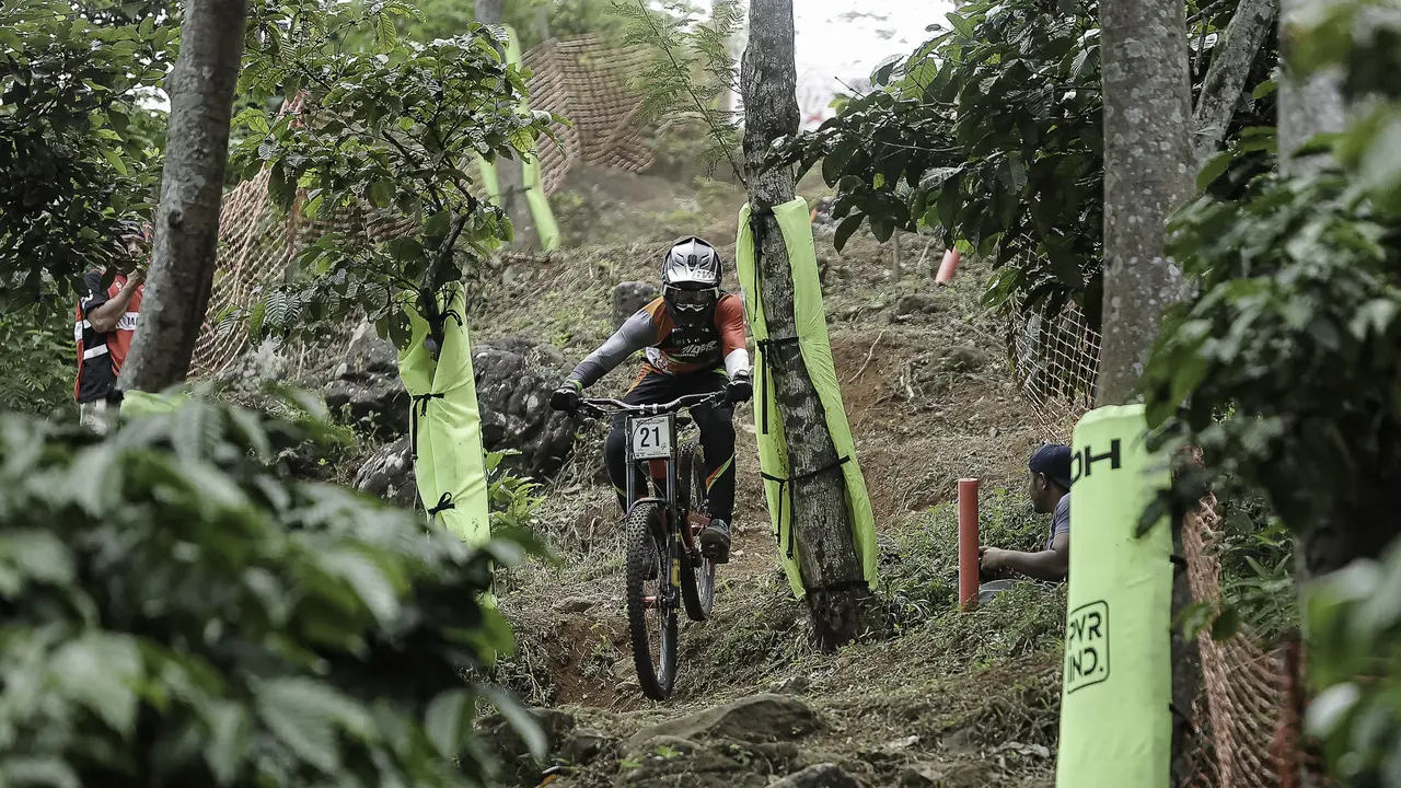 Aksi pembalap sepeda downhill di ajang Indonesian Downhill 2025