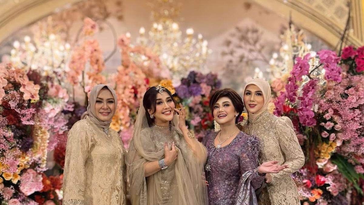 Pilihan Gaya Paramitha Rusady saat Kondangan, Tampil Cantik Awet Muda di Usia 58 Tahun