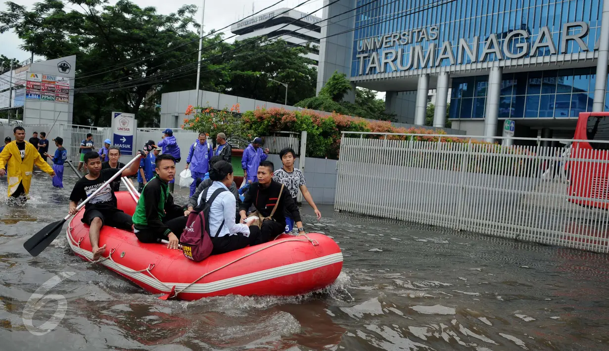 Warga menggunakan perahu karet melintasi banjir yang merendam Jalan S Parman, di depan Universitas Tarumanagara (Untar), Jakarta, Selasa (21/2). Banjir di kawasan ini disebabkan meluapnya beberapa sungai di Jakarta Barat. (Liputan6.com/Gempur M Surya)