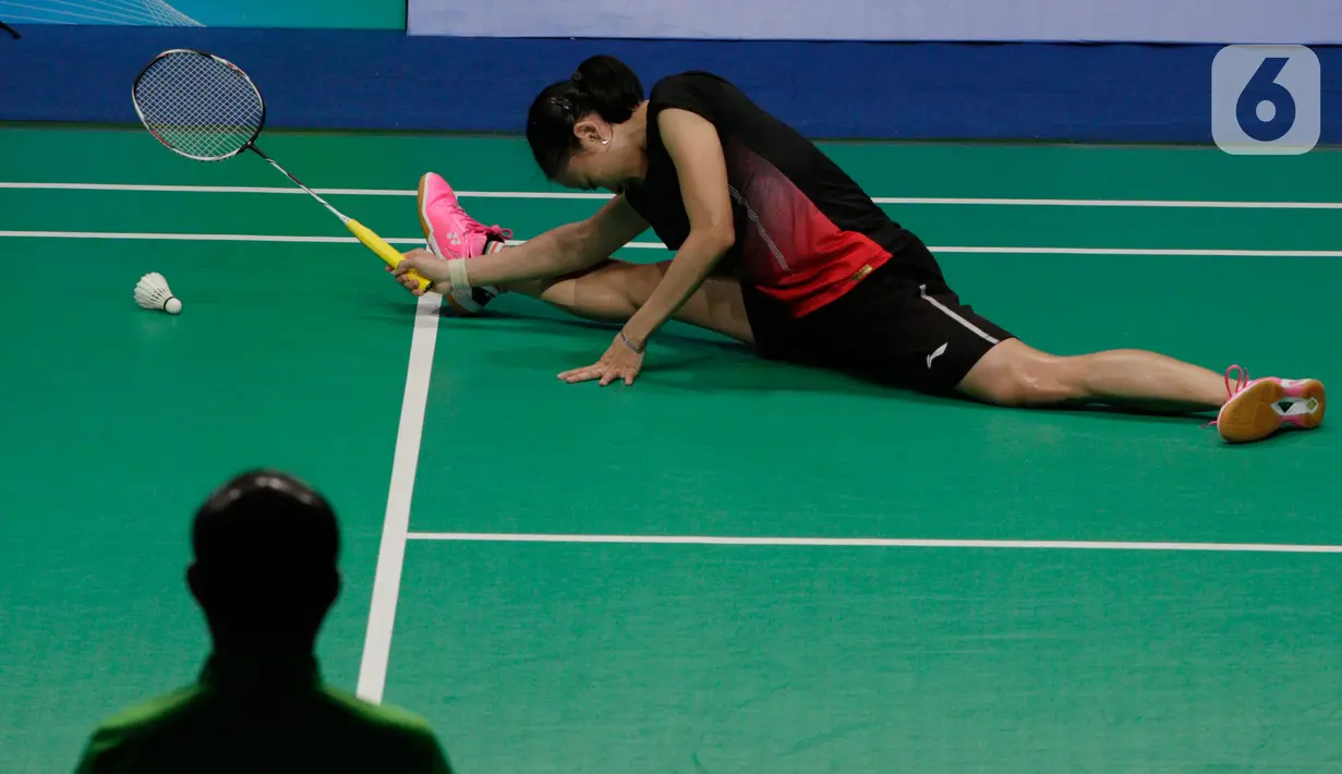 Pebulutangkis Indonesia, Fitriani, terjatuh saat melawan Busanan Ongbumrungpan dalam final bulutangkis beregu putri SEA Games 2019 di Muntinlupa Sports Complex, Manila, Selasa (3/12). Kekalahan yang dialami Fitriani membuat Indonesia tertinggal 1-2 dari Thailand. (Bola.com/M Iqbal Ichsan)