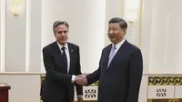 Menteri Luar Negeri Amerika Serikat Antony Blinken dan Presiden China Xi Jinping saat keduanya bertemu di Balai Agung Rakyat, Beijing, Senin (19/6/2023). (Dok. Leah Millis/Pool Photo via AP)