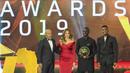 Penyerang Senegal, Sadio Mane, saat mendapatkan penghargaan sebagai pemain terbaik Afrika 2019 di Hurghada, Mesir, Rabu (8/1/2020). Pemain Liverpool ini mengalahkan Mohamed Salah dan Riyad Mahrez. (AFP/Khaled Desouki)