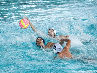Pemain tim Pari Sakti dan Tirta Kencana 78 berebut bola pada kompetisi polo air Indonesia Open Aquatic Championships 2025 di Stadion Akuatik Gelora Bung Karno, Senayan, Jakarta, Rabu (12/11/2025). (Bola.com/Bagaskara Lazuardi)