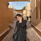 Istri Egy Maulana Vikri, Adiba Khanza bergaya ala wanita Timur Tengah mengenakan abaya hitam. Abaya tersebut dipadukannya dengan pashmina warna senada. [@adiba.knza]