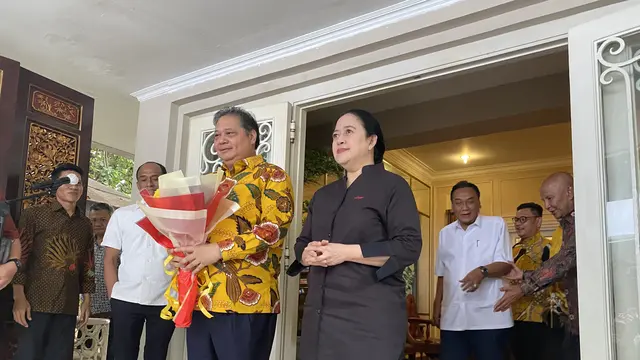 Ketua DPP PDIP Puan Maharani mendapat hadiah buket bunga mawar merah dan kuning dari Ketua Umum Partai Golkar Airlangga Hartarto usai menggelar pertemuan hari ini, Kamis (27/7/2023) di Jalan Tirtayasa Raya No 32 Kebayoran Baru Jakarta Selatan.