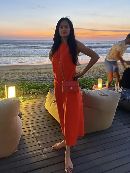 <p>Maxi dress orange juga sangat cocok digunakan Donna Harun, cukup padukan dengan slingbag warna serasi dan sandal nudenya. @donnaharunofficial</p>