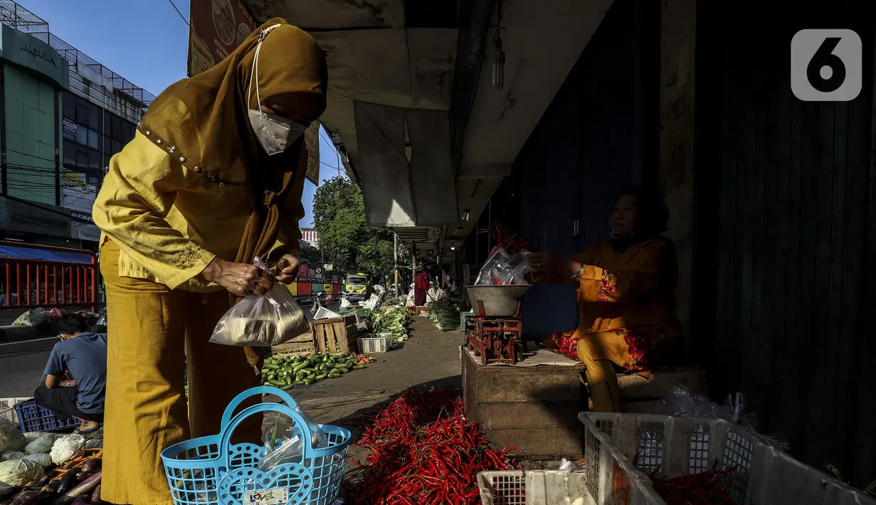Aktivitas pedagang dan pembeli kebutuhan pokok di Pasar Tradisional, Jakarta Barat, Kamis (23/12/2021). Kendati harga kebutuhan pokok mengalami kenaikan, Kementerian Pertanian memastikan produksi cabai tetap akan surplus pada akhir tahun ini. (Liputan6.com/Johan Tallo)