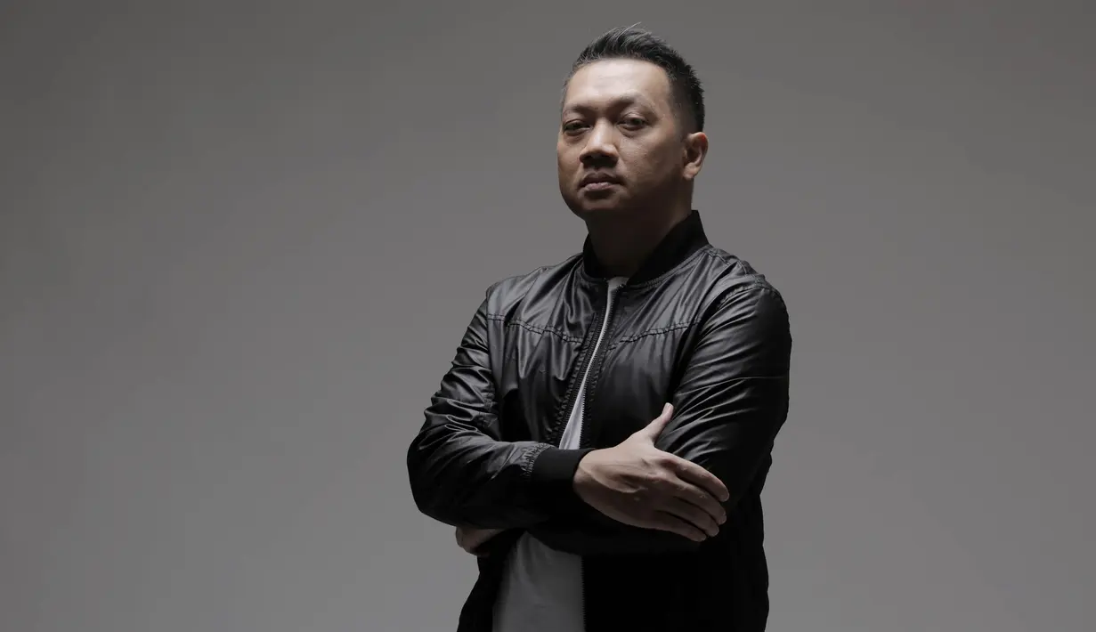 Menjadi narasumber di acara olahraga ESPN dan komentator dalam pertandingan sepak bola. (Bola.com/M Iqbal Ichsan)