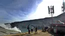 Wisatawan asal Malaysia bermain gawai dekat menara BTS di Puncak Kawah ijen, Banyuwangi, Selasa (3/7). Sejumlah operator telekomunikasi terus memasang menara BTS untuk mempermudah penggunanya di sejumlah tempat pariwisata. (Merdeka.com/Arie Basuki)