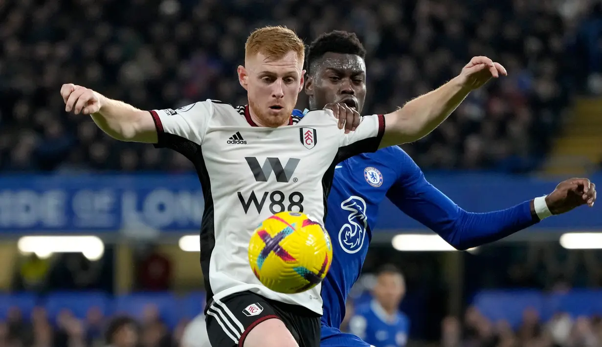 Pemain Fulham Harrison Reed (kiri) melindungi bola dari pemain Chelsea Benoit Badiashile pada pertandingan sepak bola Liga Inggris di Stadion Stamford Bridge, London, Inggris, 3 Februari 2023. Chelsea ditahan imbang Fulham 0-0. (AP Photo/Kirsty Wigglesworth)