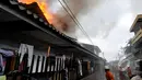 Petugas pemadam kebakaran berusaha memadamkan api yang membakar pemukiman penduduk di kawasan Pasar Kembangan, Senen, Jakarta, Senin(19/1/2015).  (Liputan6.com/Miftahul Hayat)
