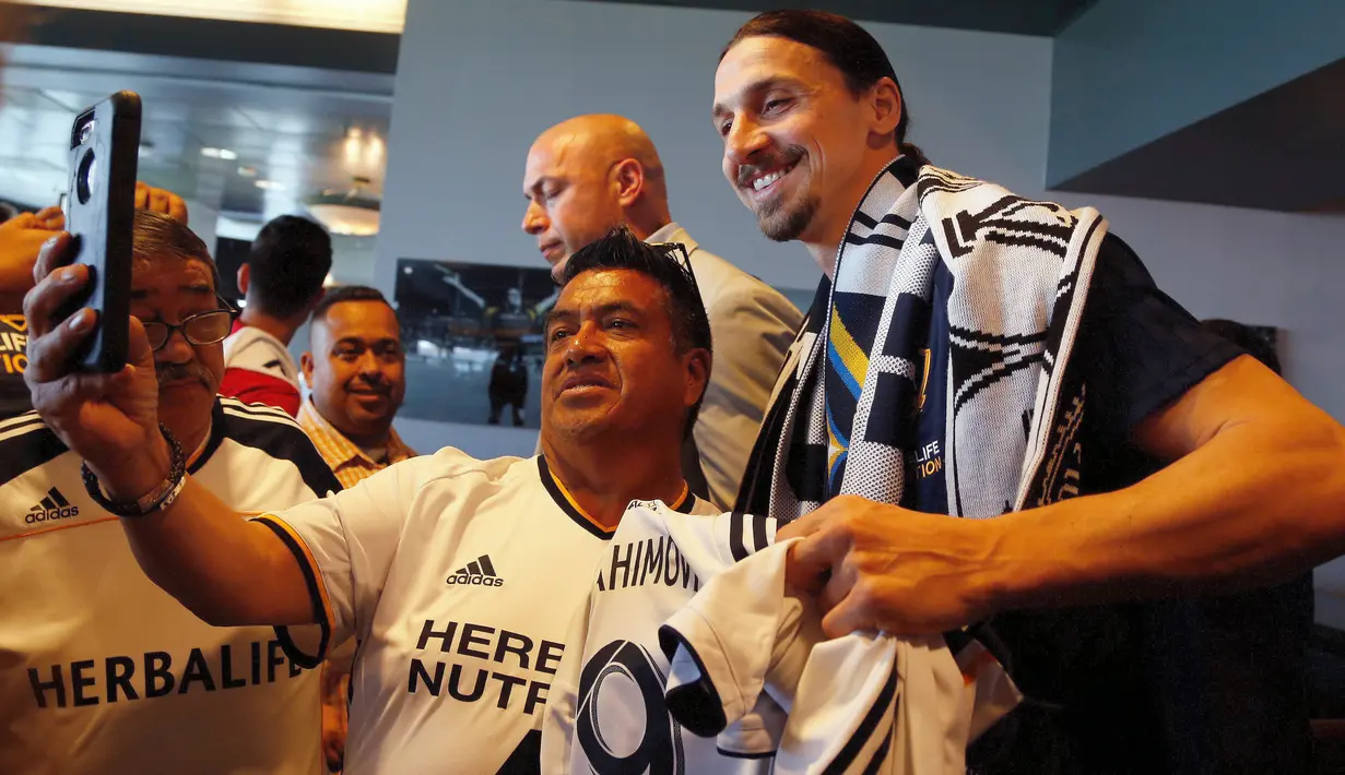 Pemain anyar LA Galaxy, Zlatan Ibrahimovic berfoto dengan para penggemar setelah konferensi persnya di StubHub Center, California, Jumat (30/3). Ibrahimovic memulai debutnya bersama LA Galaxy pada Minggu 1 April mendatang. (AP/Ringo H.W. Chiu)