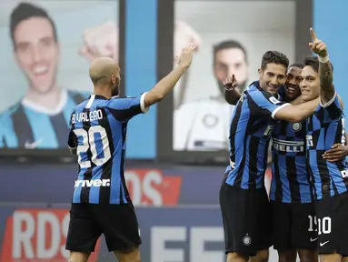 Pemain Inter Milan Ashley Young (tengah) merayakan bersama rekan-rekannya usai mencetak gol ke gawang Brescia pada pertandingan Serie A di Stadion San Siro, Milan, Italia, Rabu (1/7/2020). Inter Milan menaklukkan Brescia dengan skor 6-0. (AP Photo/Luca Bruno)