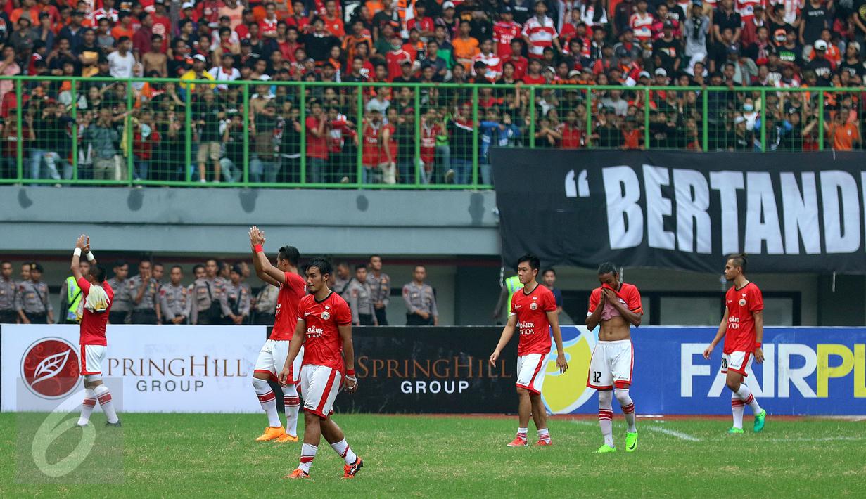 Pemain Persija berjalan usai laga melawan Mitra Kukar di lanjutan Liga 1 Indonesia di Stadion Patriot Candrabhaga, Bekasi, Minggu (14/5). Laga kedua tim berakhir imbang 1-1. (Liputan6.com/Helmi Fithriansyah)