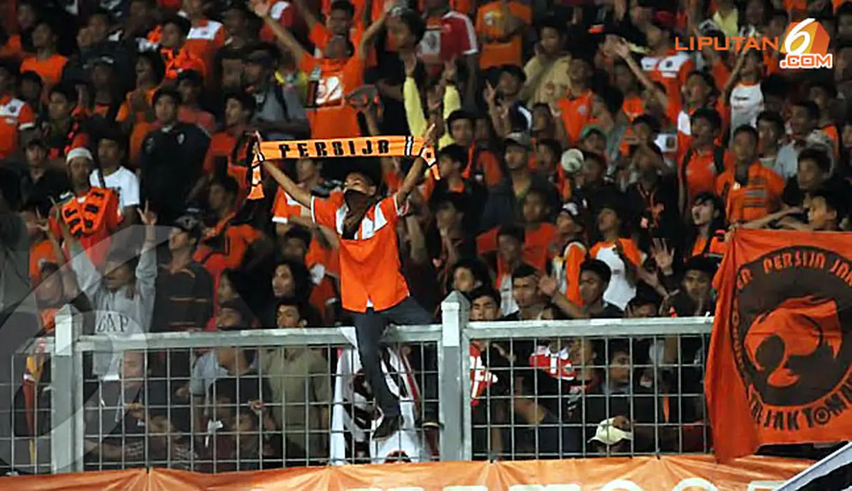 Sepanjang laga Persija melawan PDRM FA Malaysia para suporter terus membentangkan syal(Liputan6.com/Helmi Fithriansyah).