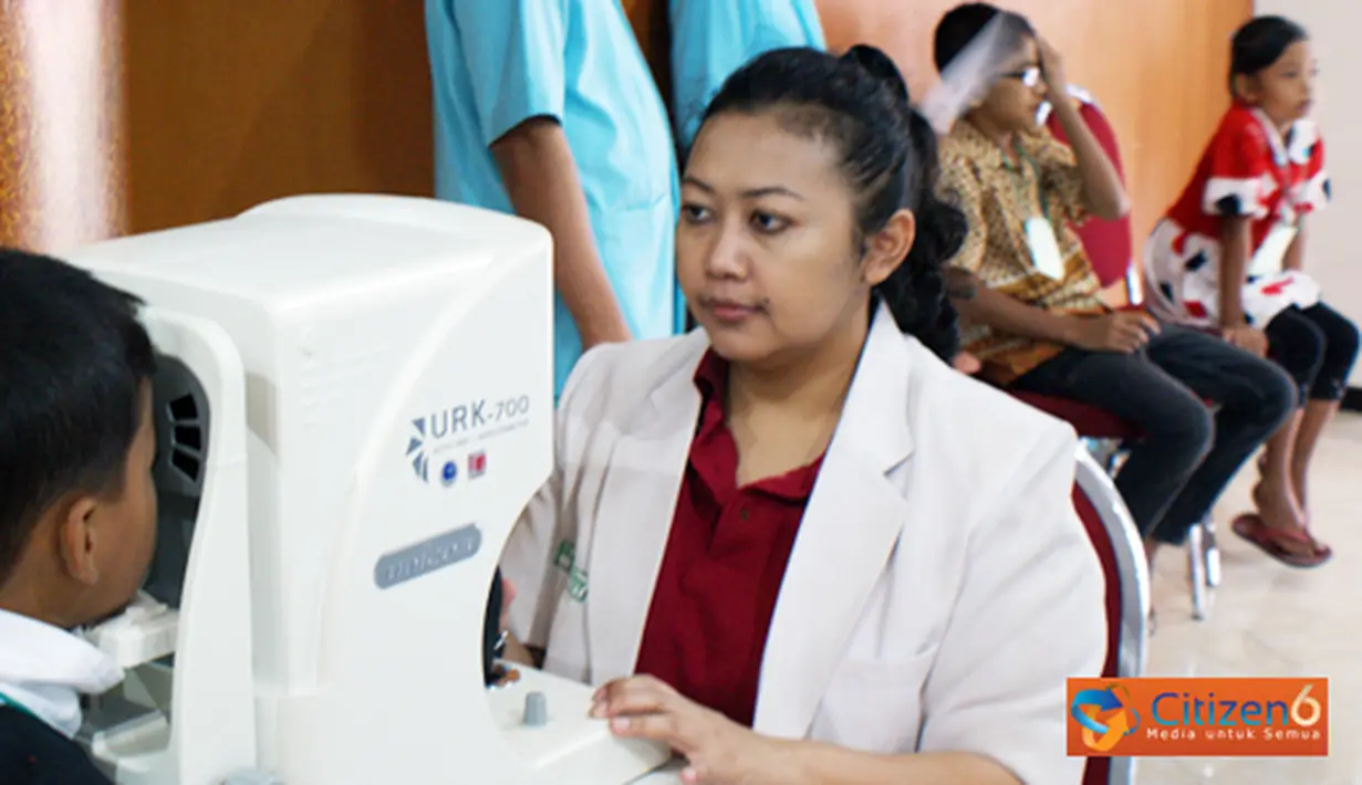 Citizen6, Klaten: RS Islam Klaten, Jawa Tengah bekerjasama dengan Persatuan Dokter Ahli Mata (PERDAMI) Yogyakarta melakukan pemeriksaan mata secara gratis pada, Minggu (17/7). Selain itu juga pemberian kacamata gratis ke 200 siswa SD dan Madrasah. (Pengir