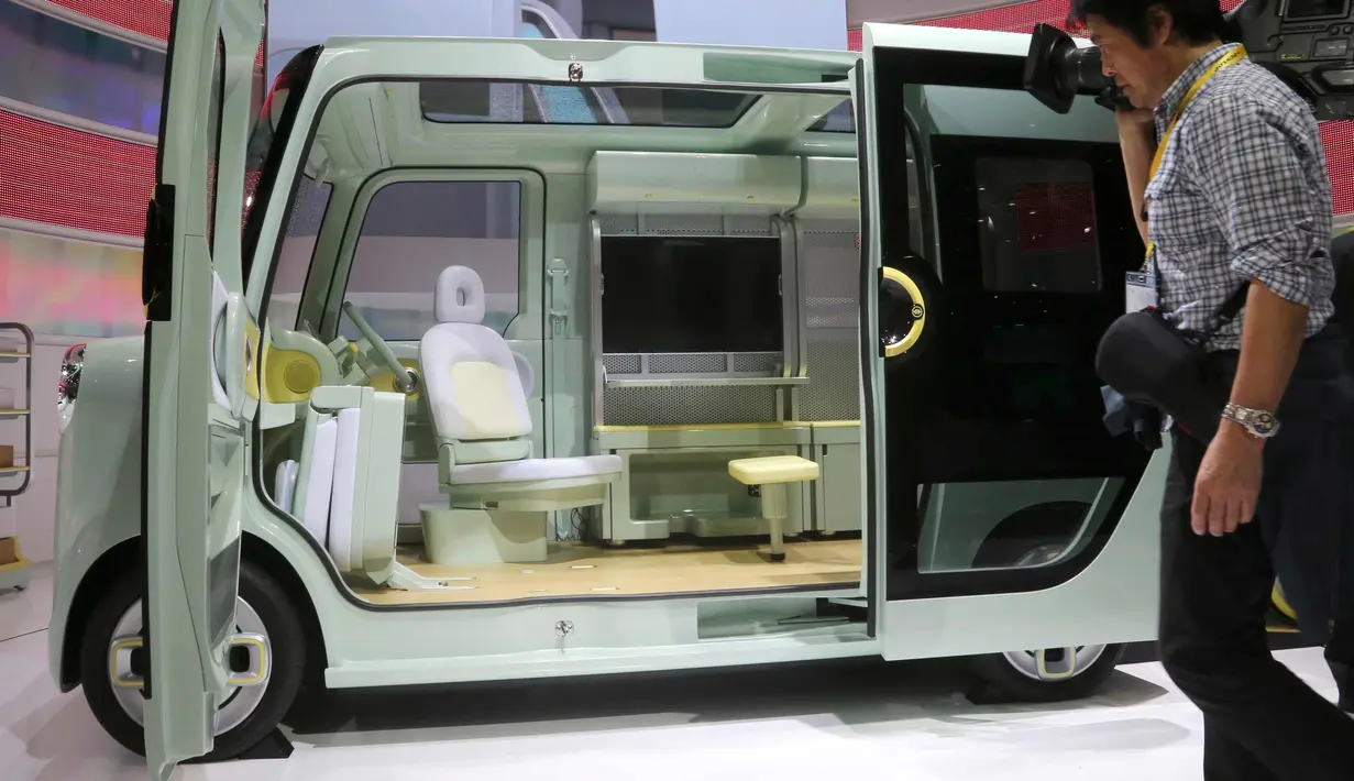 Tampilan interior mobil Daihatsu DN Pro Cargo yang dipamerkan selama Tokyo Motor Show 2017 di Tokyo, Jepang (25/10). (AP Photo/Koji Sasahara)