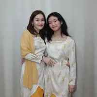 Ayu Ting Ting selalu tampil totalitas di setiap Hari dan kompak dengan keluarga. Kali ini ia tampi senada dengan Bilqis mengenakan atasan baju kurung bercorak warna kuning dipadukan selendang dan rok panjang pleatednya. [@ayutingting92]