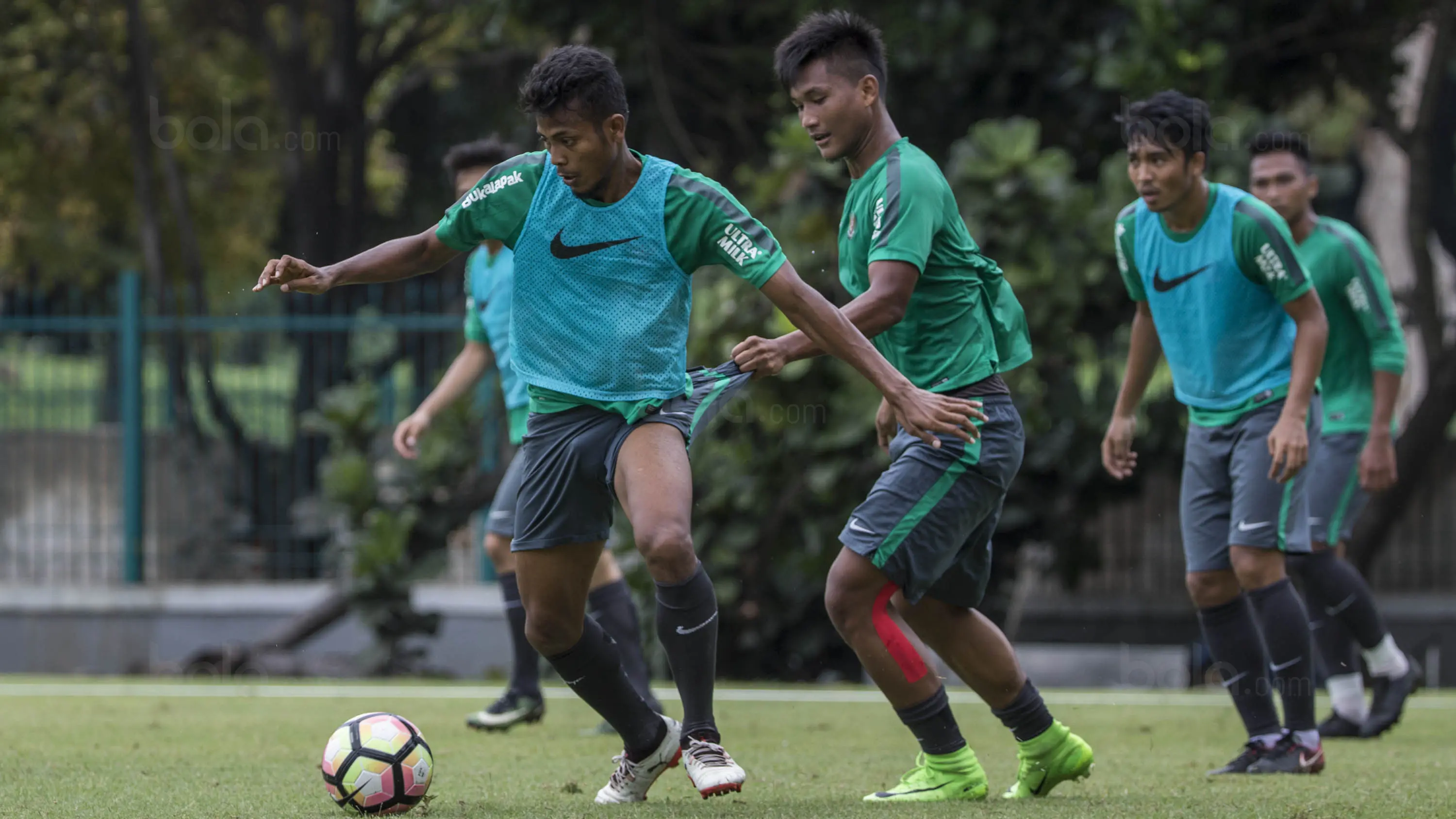 Pemain Timnas Indonesia, Zulfiandi, berusaha melewati Nur Hardianto saat latihan di Lapangan ABC Senayan, Jakarta, Jumat (19/1/2018). Pemusatan latihan ini dilakukan jelang Asian Games 2018. (Bola.com/Vitalis Yogi Trisna)