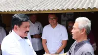 Menteri ATR/BPN saat membagikan sertipikat tanah di Gang Salem, Kecamatan Serpong, Kota Tangerang Selatan, Selasa (13/2/2024). (Foto: Istimewa)