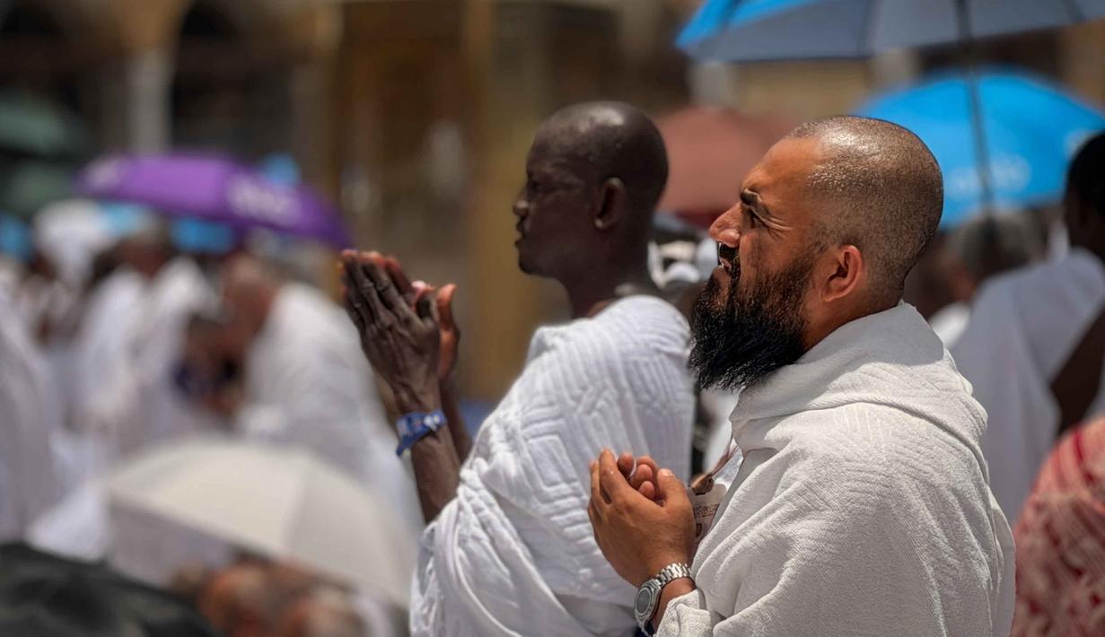 Umat Muslim berdoa di depan Ka'bah, selama ibadah haji tahunan, di Mekah, Arab Saudi, Kamis 21 Mei 2026. (AP Photo/Altaf Qadri)