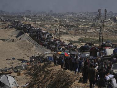 Pengungsi Palestina yang terpaksa mengungsi meninggalkan bagian utara Gaza melalui jalan pesisir menuju selatan, Selasa 16 September 2025. (AP Photo/Abdel Kareem Hana)