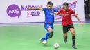 Pemain SMA 8 Makassar (kanan) berusaha mengontrol bola saat melawan SMK Nusantara Jakarta pada laga Grand Final AXIS Nation Cup 2023 di Istora Senayan, Jakarta, Minggu (15/10/2023). (Bola.com/Bagaskara Lazuardi)