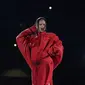 Rihanna tampil selama pertunjukan Halftime Show Super Bowl LVII antara Kansas City Chiefs dan Philadelphia Eagles di State Farm Stadium di Glendale, Arizona, pada 12 Februari 2023. (TIMOTHY A. CLARY / AFP)