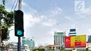 Pekerja memasang Bolar atau tiang pembatas pedestrian di kawasan Tugu Tani, Jakarta, Minggu (9/9). Pemasangan Bolar bertujuan menjaga keindahan jalur pedestrian dan mencegah penyalahgunaan fungsi.(merdeka.com/ Iqbal S. Nugroho)