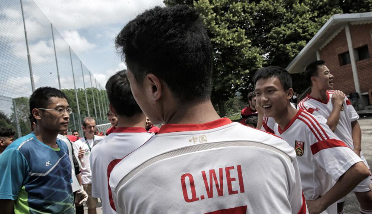 Pemain Tiongkok saat bersiap jelang turnamen sepak bola untuk kaum migran dan orang asing bertajuk "Balon Mundial" yang dihelat 6 Juni-5 Juli 2015 di Turin, Italia. (AFP PHOTO/MARCO BERTORELLO)