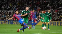 Enam menit berikutnya giliran Pierre-Emerick Aubameyang yang kembali mencetak gol buat Blaugrana. (AFP/Josep Lago)
