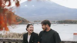 Gunung Fuji menjadi gunung paling ikonik di Jepang yang kerap menjadi tujuan wisata banyak touris dari mancanegera. Serunya liburannya ke Jepang ini tidak hanya sendiri namun bersama orang-orang terdekatnya. Banyak netizen yang memberikan banyak sorotan mengenai liburannya tersebut. (Liputan6.com/IG/@prillylatuconsina96)