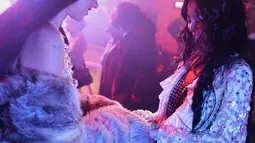 Jennie dan Dua Lipa terlihat sedang berbincang akrab di lokasi syuting video musik. Senyum ceria menunjukkan betapa menyenangkannya proses pembuatan video musik tersebut. Dua Lipa terlihat mengenakan outfit yang stylish, sementara Jennie tampil memukau dengan gaya khasnya. (Liputan6.com/IG/@dualipa)