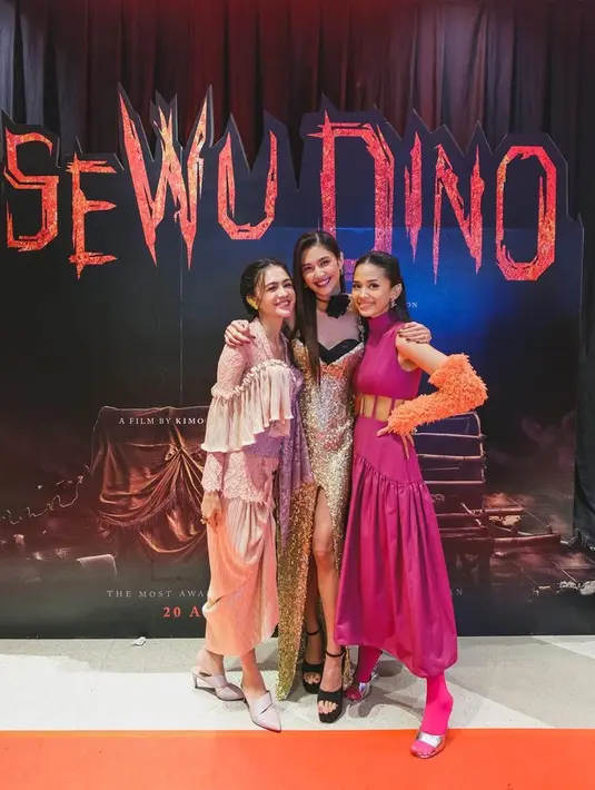 Mikha memakai aksesori corsage bunga mawar hitam pada leher yang dipakai seperti kalung choker. [Foto: @miktambayong]