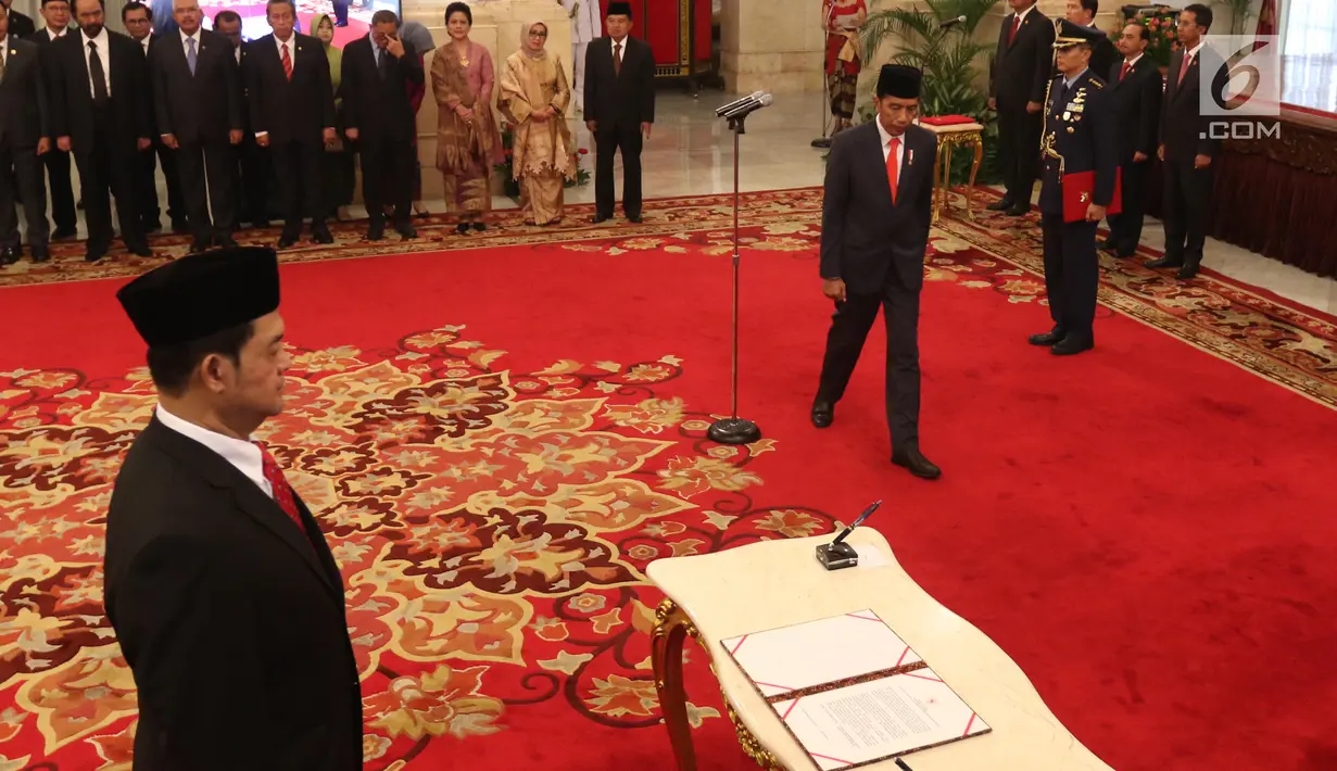 Presiden Joko Widodo saat melantik lima Dubes Luar Biasa dan Berkuasa Penuh RI, Andriana Supandi, Mochammad Chandra Widya Yudha, Hasrul Azwar, Berlian Napitupulu dan Kenssy  Dwi Ekaningsih di Istana Negara, Jakarta, Rabu (13/2).(Liputan6.com/Angga Yuniar)