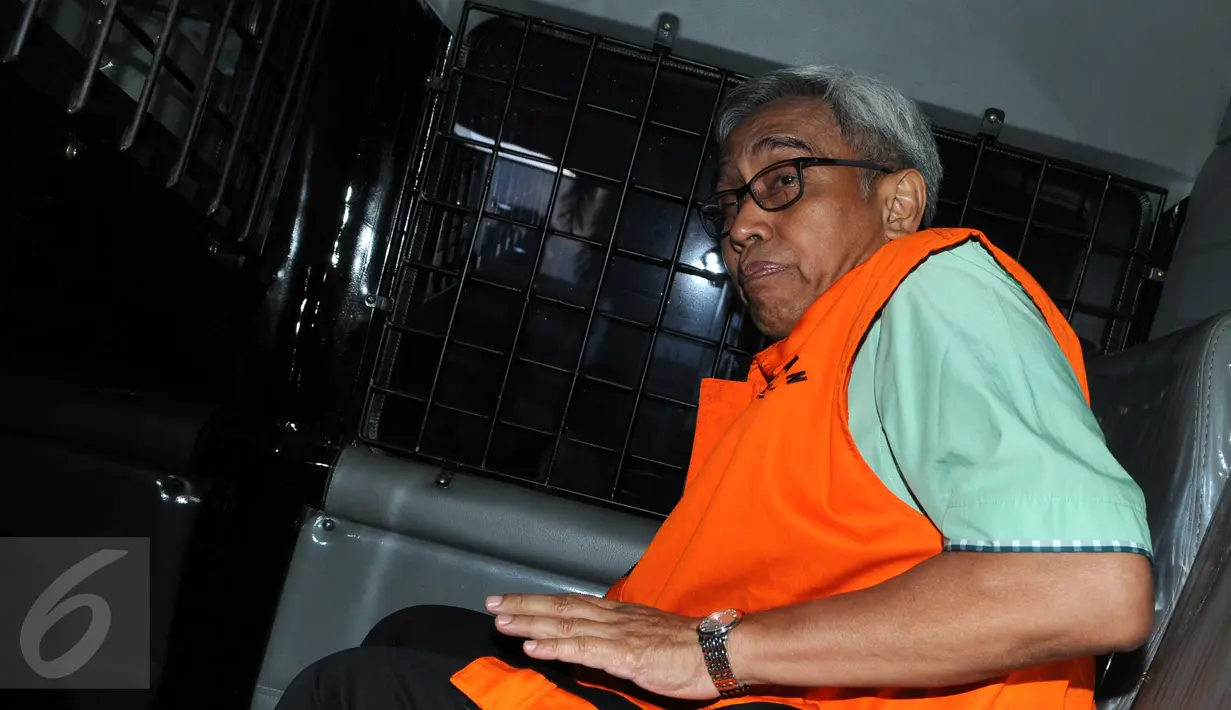 Tersangka dugaan korupsi pembangunan Balai Pendidikan dan Pelatihan Diklat Pelayaran Sorong tahap III pada PPSDML Kemenhub tahun 2011, Djoko Pramono memasuki mobil tahanan untuk meninggalkan Gedung KPK, Jakarta, Selasa (23/2). (Liputan6.com/Helmi Afandi)