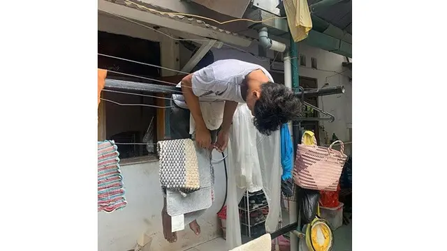 Kelakuan Kocak 5 Orang Berjemur Ini Bikin Tepuk Jidat