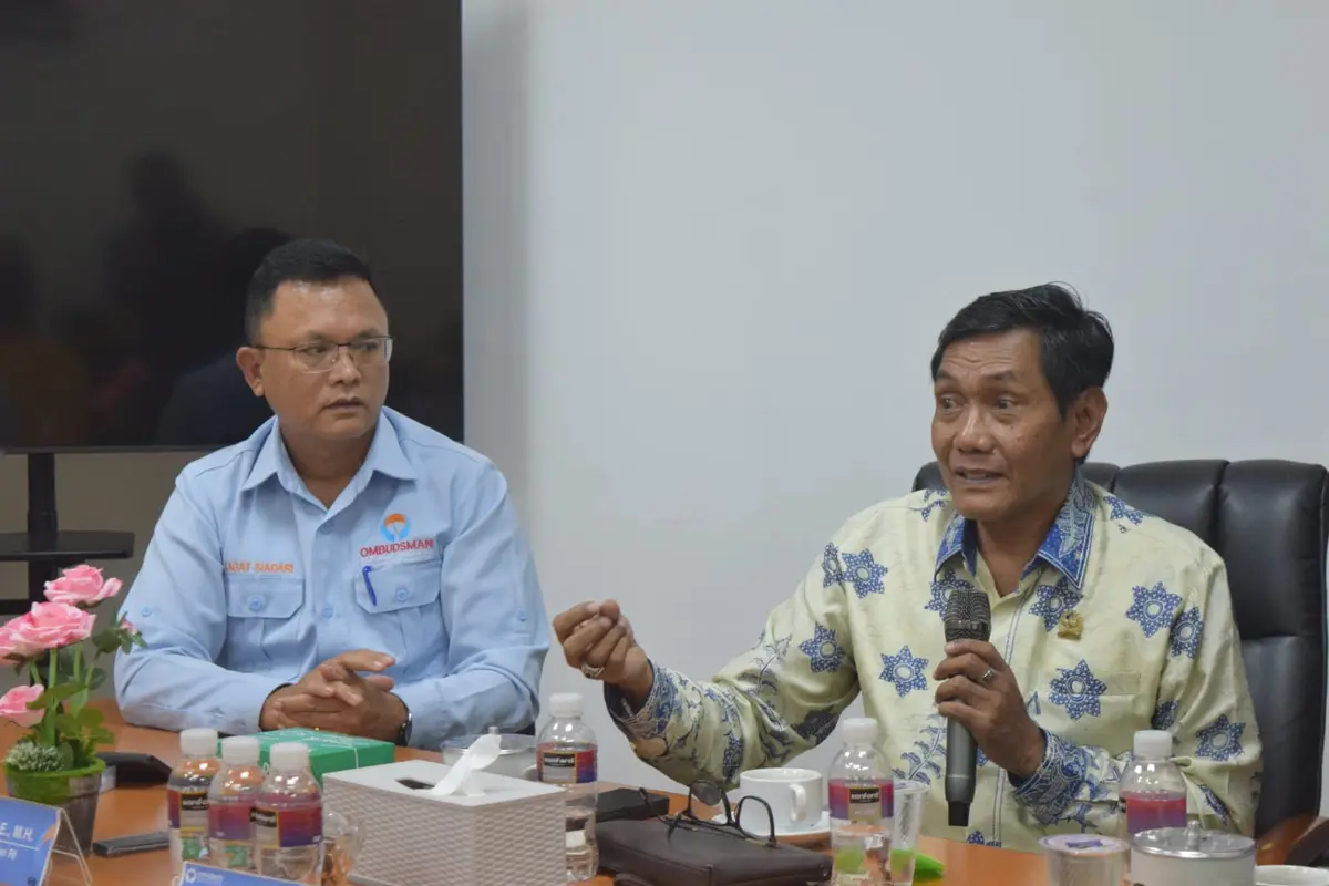 Johanes Widiantoro anggota Ombudsman RI (kiri) bersama  Lagat Siadare Ketua Ombudsman Kepri. (Foto: Liputan6.com/Ajang Nurdin)