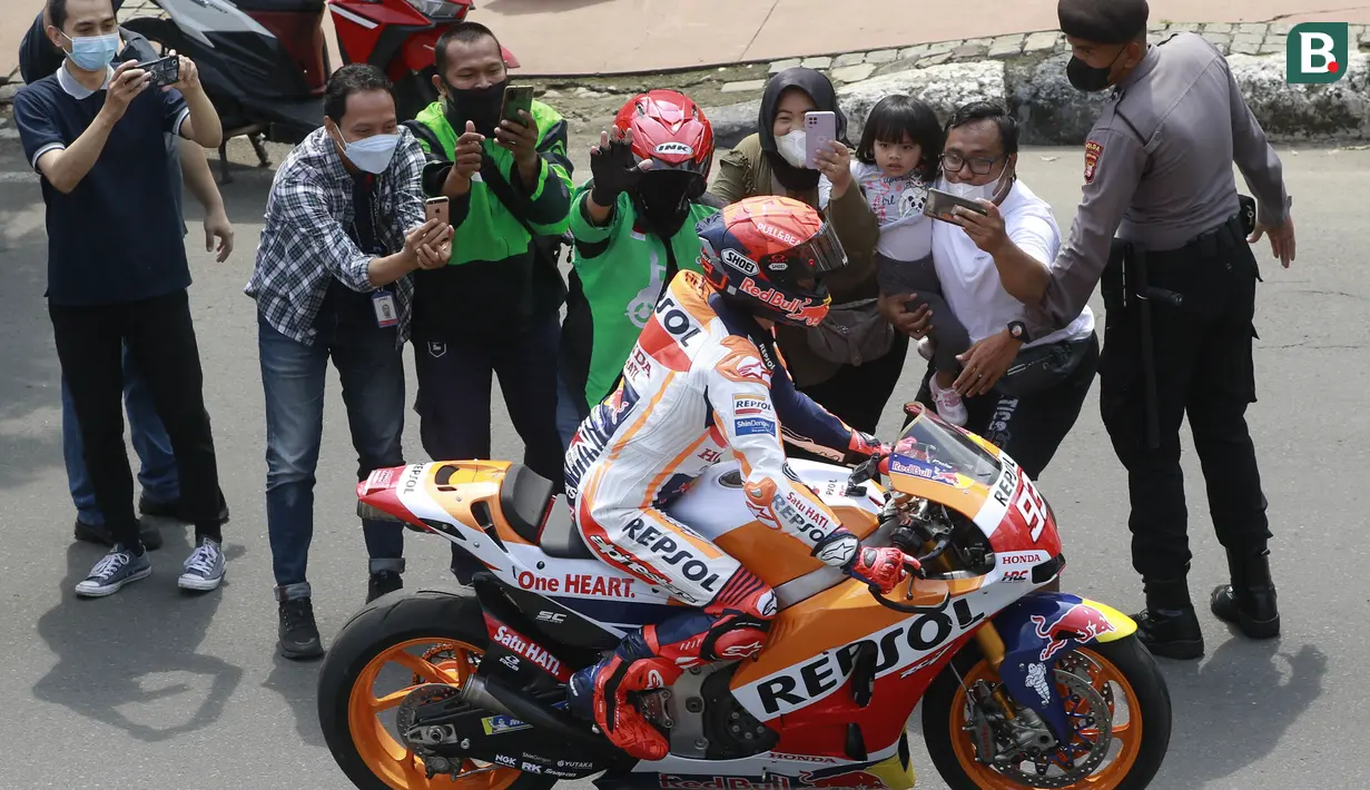Marc Marquez yang merupakan ikonik dari MotoGP pun tak luput dari incaran para penonton disepanjang jalan. Marquez pun tak segan untuk mendekatkan diri untuk menyapa balik mereka. (Bola.com/M Iqbal Ichsan)
