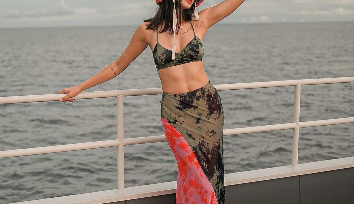 Di usianya yang tak lagi muda, Kirana Larasati justru terlihat seperti ABG loh. (FOTO: instagram.com/kiranalarasati/)