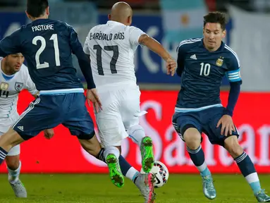 Duel panas terjadi antara Argentina melawan Uruguay saat pertandingan Copa America 2015 di Stadion La Portada, Chile, (17/6/2015). Argentina meraih kemenangan tipis 1-0 atas Uruguay. (Reuters/Henry Romero)