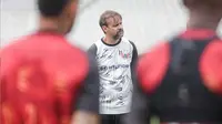 Pelatih Persija Jakarta, Mauricio Souza, memastikan konsentrasi Macan Kemayoran saat ini diarahkan melawan Persijap Jepara. Tampak dalam foto, pelatih Persija, Mauricio Souza saat memimpin timnya berlatih di Stadion Madya, Kompleks Gelora Bung Karno, Senayan, Jakarta, Jumat (2/1/2026). (Bola.com/Abdul Aziz)