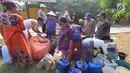 Warga antre mendapatkan bantuan air bersih dari Keluarga Besar Masyarakat Banten di Desa Ridomanah, Cibarusah, Bekasi, Jawa Barat, Rabu (3/7/2019). Sudah 2 bulan kawasan Cibarusah dan sekitarnya mengalami krisis air akibat musim kemarau. (merdeka.com/Arie Basuki)