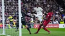 Real Madrid langsung berbahaya lewat koneksi Vinicius dengan Benzema pada menit ke-52. Untung saja, Virgil van Dijk menghalau bola tepat waktu. (AP Photo/Manu Fernandez)