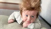 Boston Marin Simich, bayi empat bulan dengan rambut super tebal. (dok. Instagram @tarasimich/https://www.instagram.com/p/BvnIWHYFZMr/)