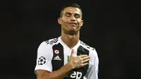 Striker Juventus, Cristiano Ronaldo, saat melawan Manchester United pada laga Liga Champions di Stadion Old Trafford, Selasa (24/10/2018). Aksi nekat fans tersebut untuk bersalaman dan berfoto dengan Cristiano Ronaldo. (AP/Dave Thompson)