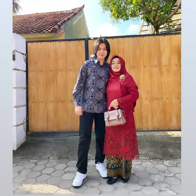 Jarang Tersorot, Ini 6 Momen Kedekatan Angga Yunanda dengan Sang Ibu